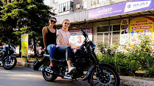 Дівчата на мотоциклі Bajaj