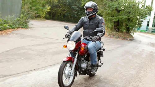 Мотоцикліст на Bajaj