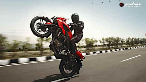 Трюк на мотоцикле Bajaj Pulsar